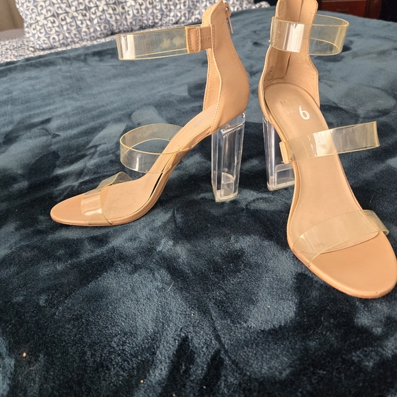 Heels - Picture 4 of 4